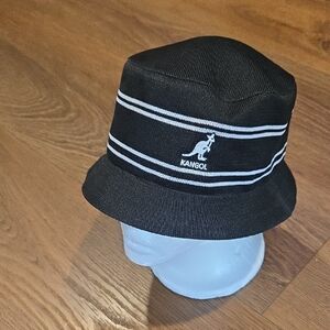 KANGOL OLD SCHOOL STRIPE SIZE MEDIUM.   #7136